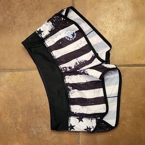 Feed me Fight me black & white stars & stripes shorts. Sz xs